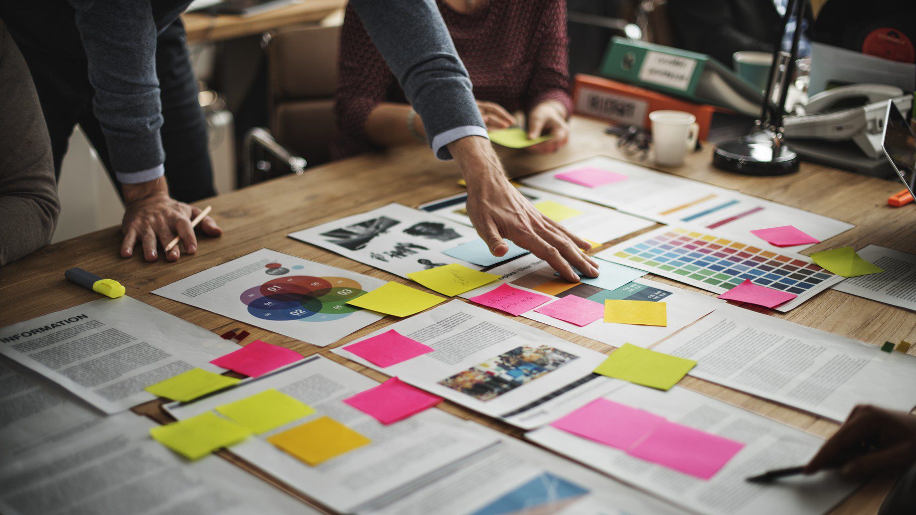 trabajadores haciendo un brainstorming de marketing 2