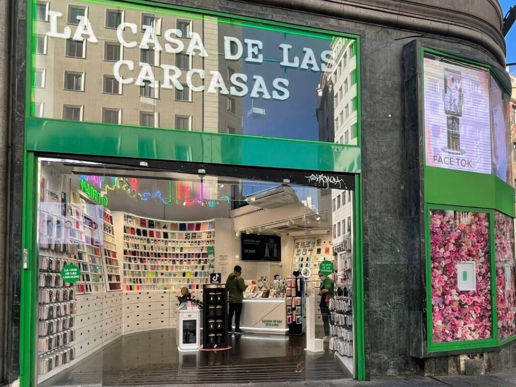 Estructura de neón para la tienda de La Casa de las Carcasas