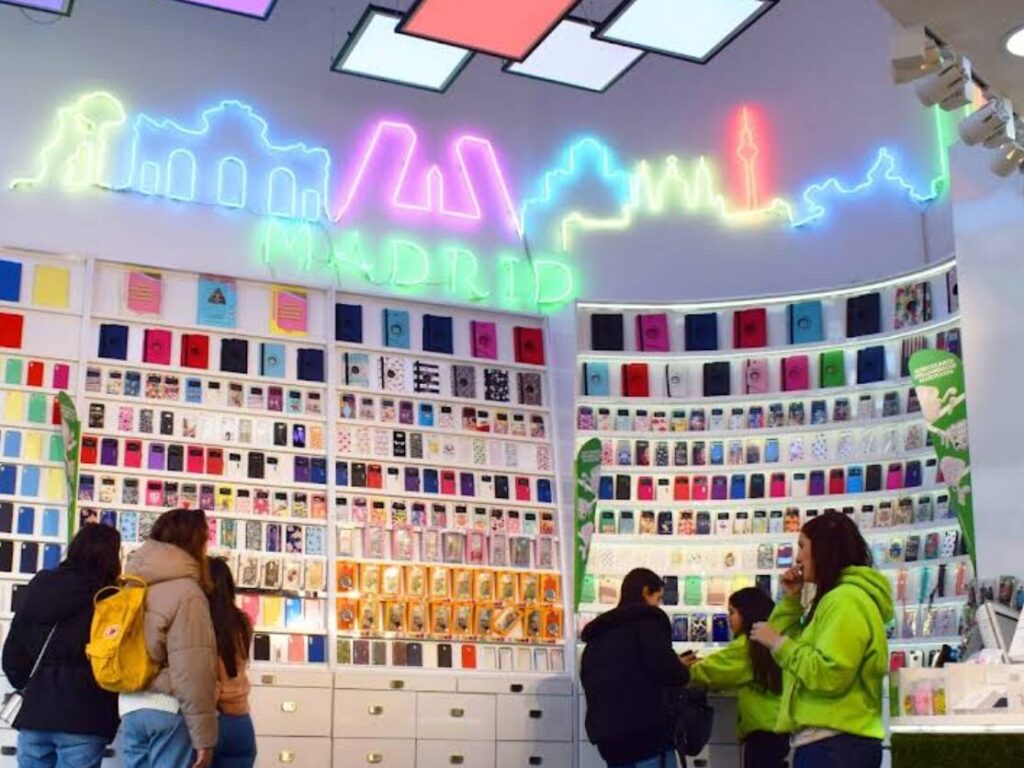Estructura de neón para la tienda de La Casa de las Carcasas